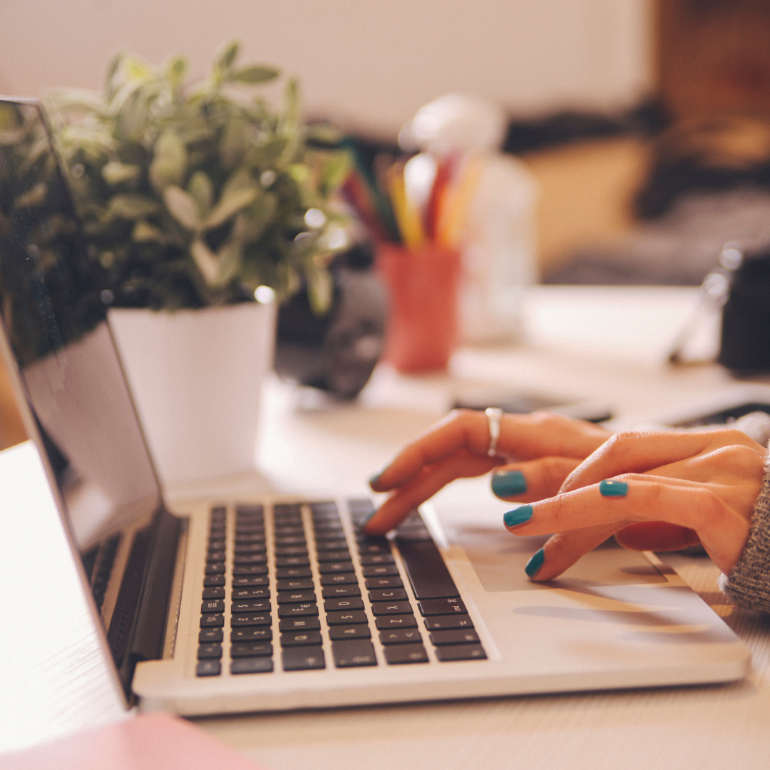 AI-assisted-web-chat-hero-img-1